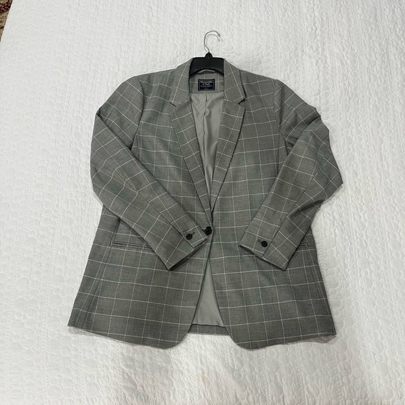 Abercrombie & Fitch Jackets & Blazers - Abercrombie & Fitch gray/white lined plaid jacket